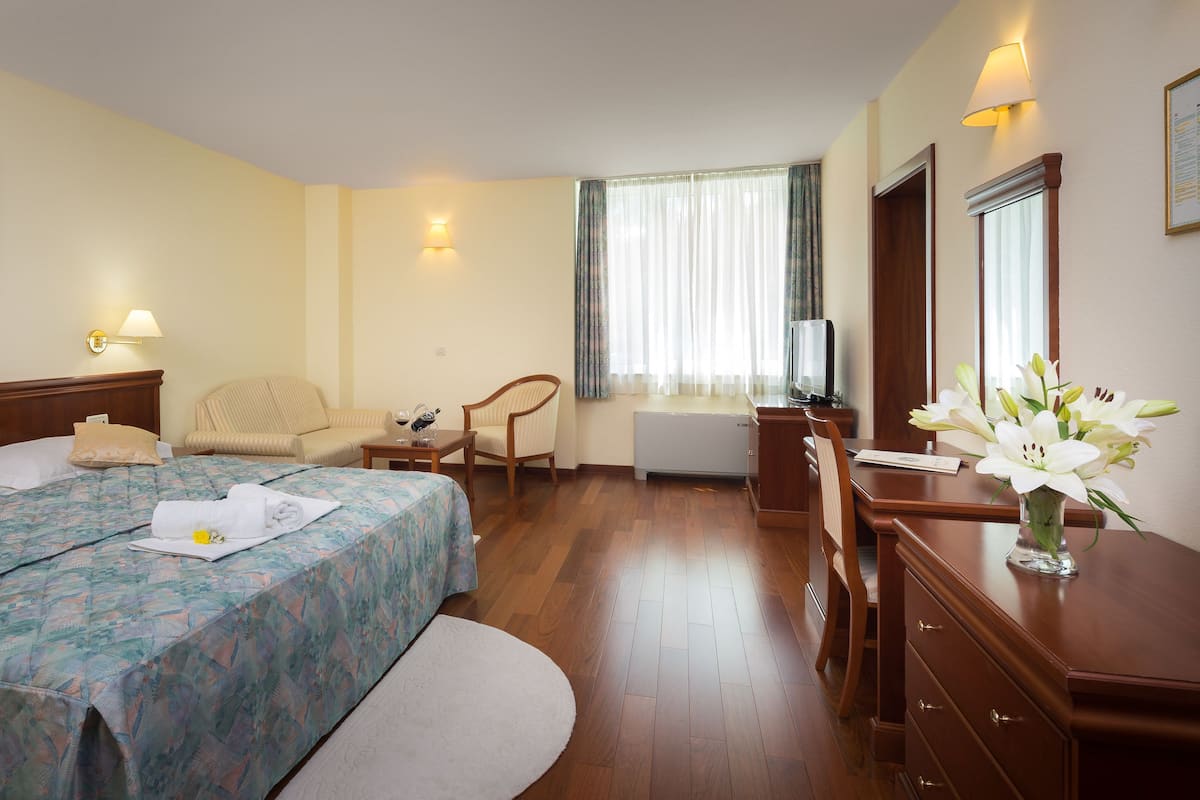 1 bedroom, premium bedding, minibar, in-room safe