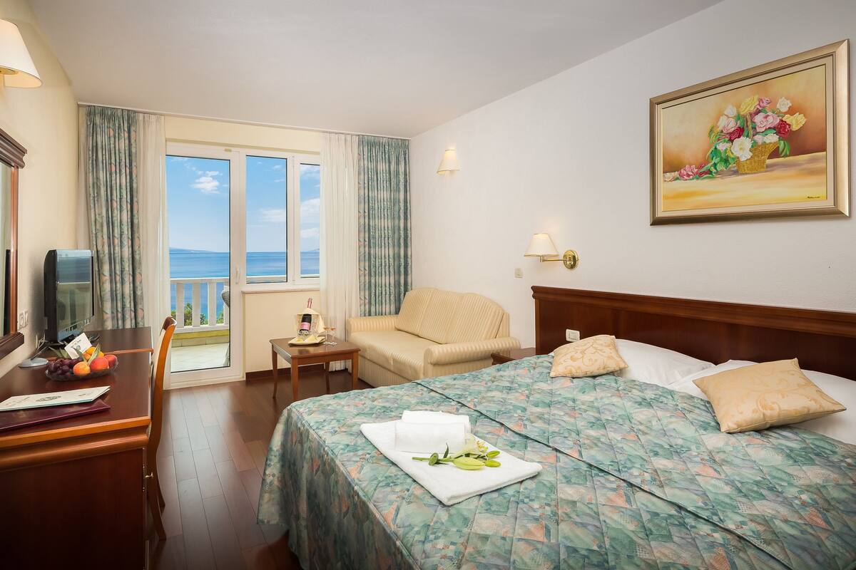 1 bedroom, premium bedding, minibar, in-room safe