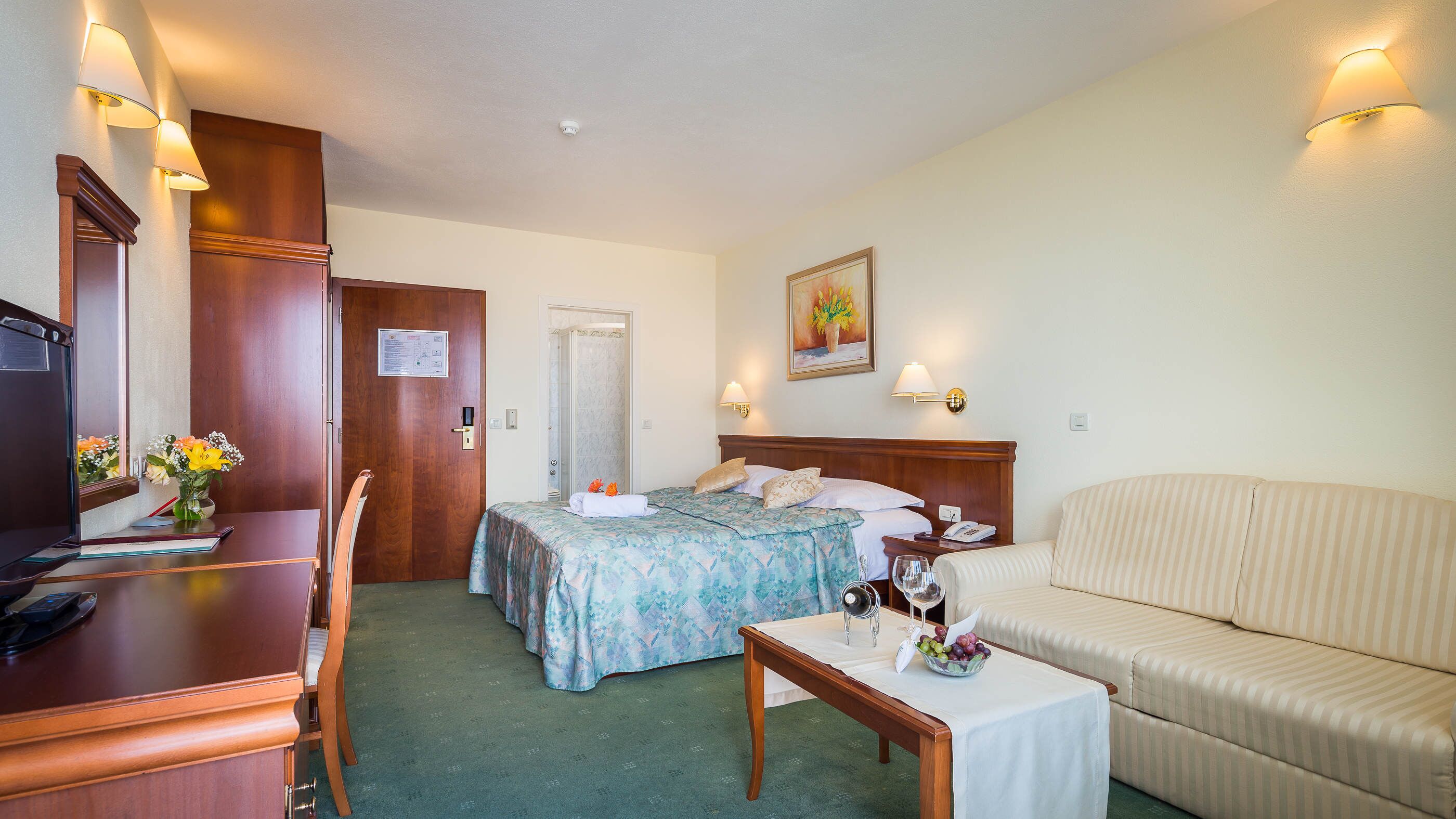 Ropa de cama de alta calidad y minibar 
