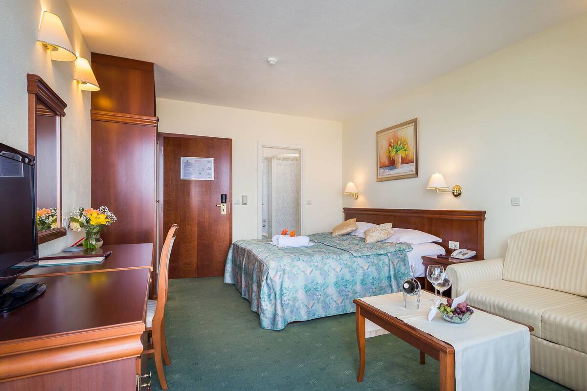 Premium bedding, minibar, in-room safe, desk