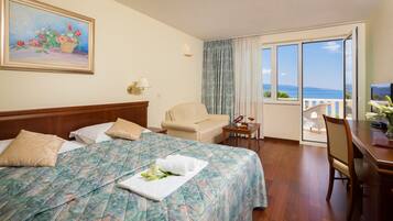 Comfort-dobbeltværelse - 1 kingsize-seng - balkon - ved stranden | Premium-sengetøj, minibar, pengeskab på værelset, skrivebord