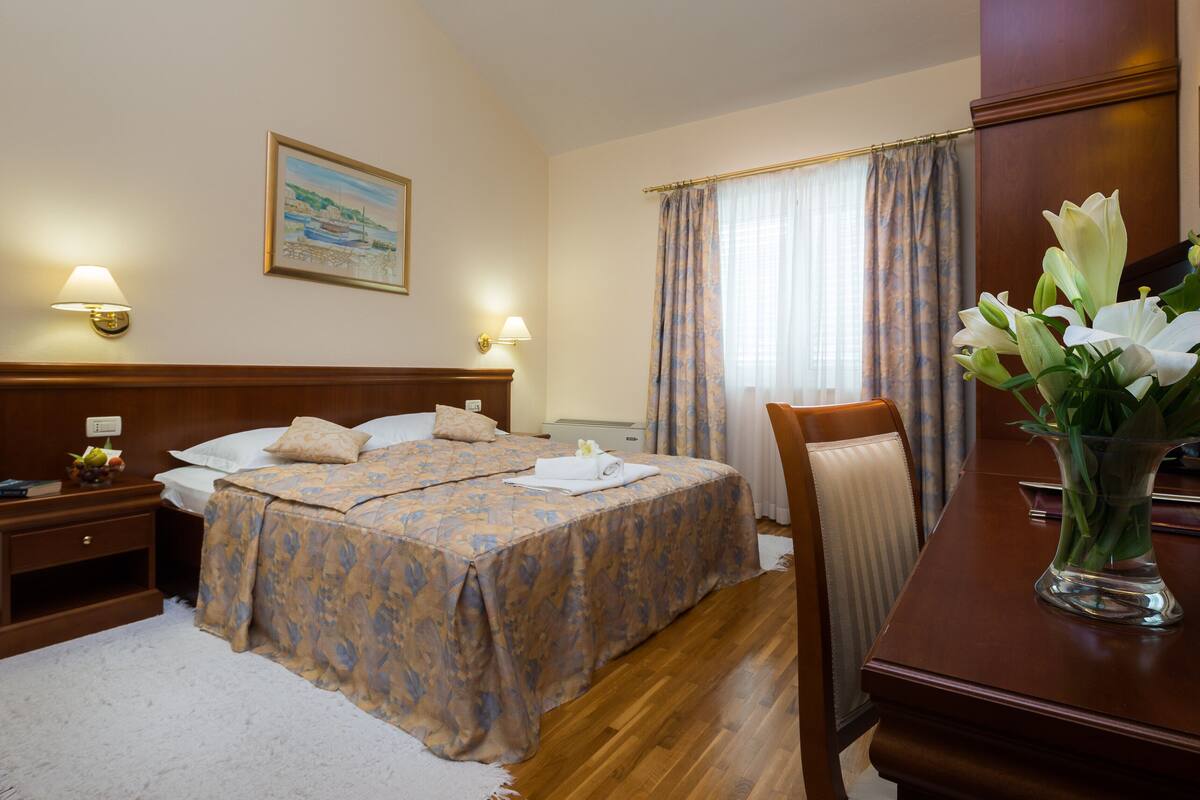 Premium bedding, minibar, in-room safe, desk