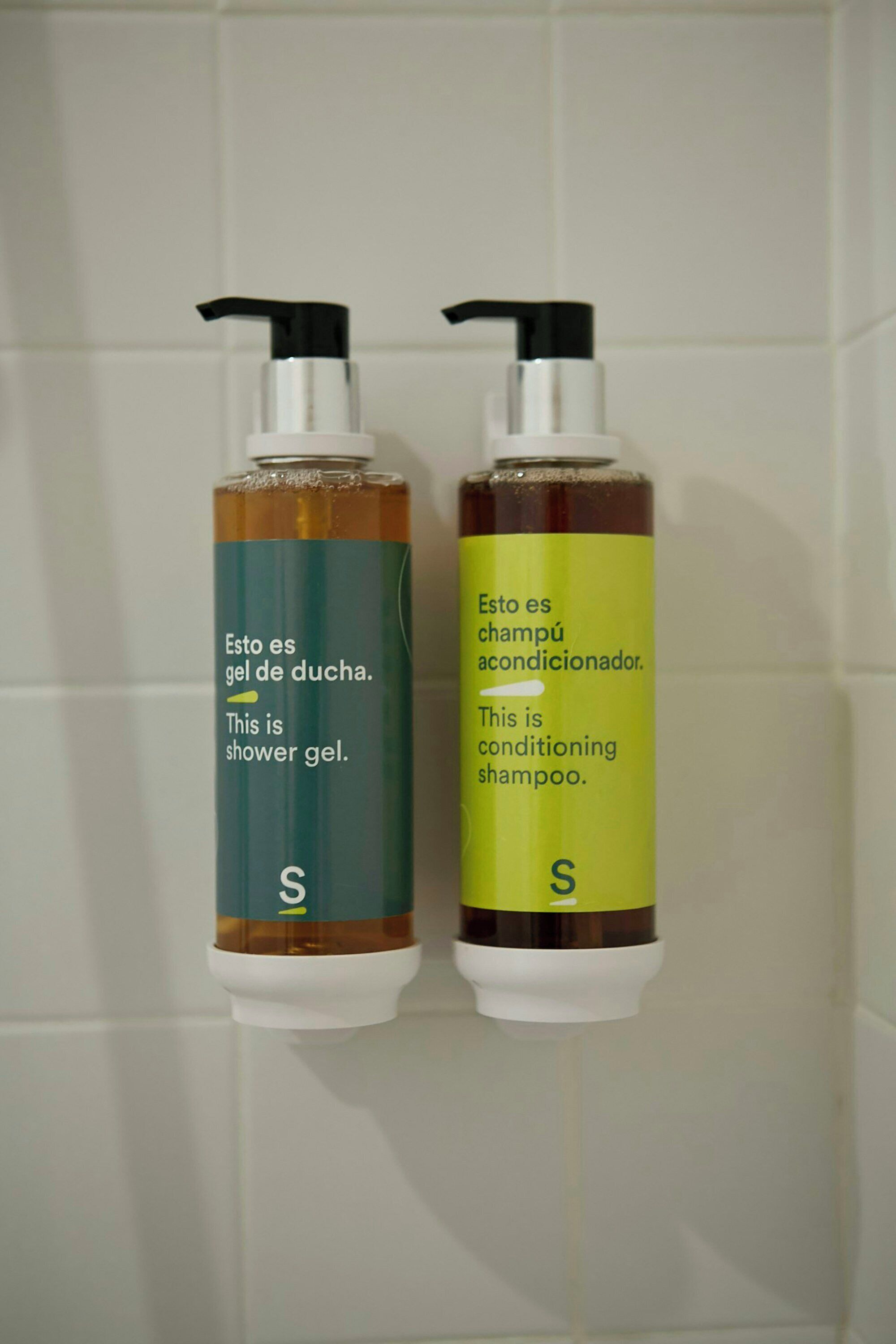 Badewanne, kostenlose Toilettenartikel, Haartrockner, Handtücher