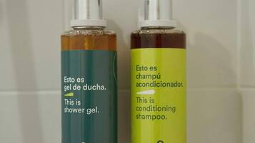 Bañera, artículos de tocador gratuitos, secador de pelo, toallas