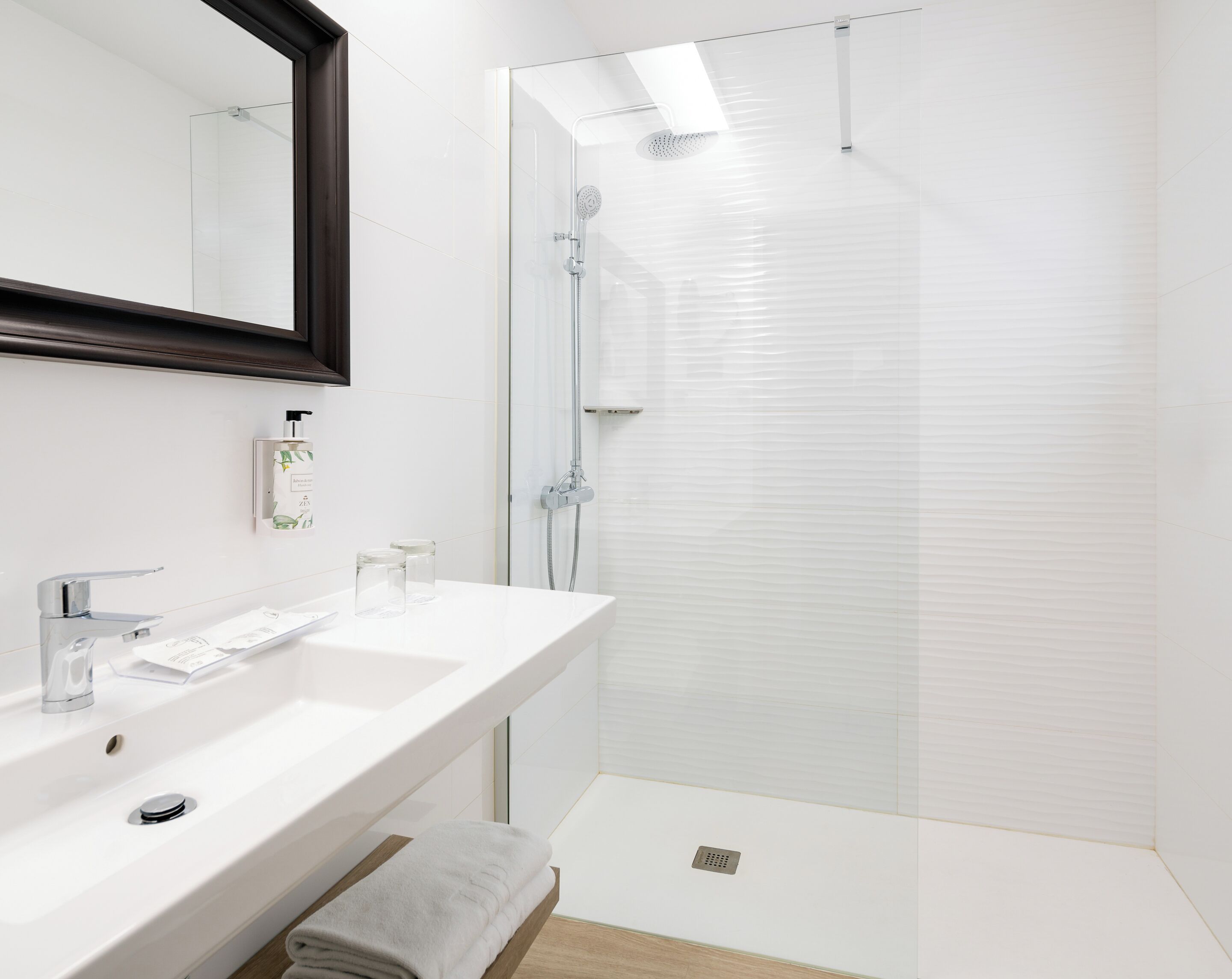 Bañera, artículos de tocador gratuitos, secador de pelo, toallas
