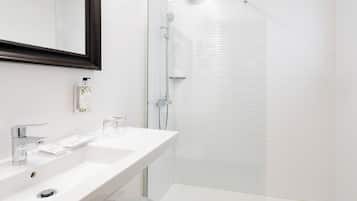 Bañera, artículos de tocador gratuitos, secador de pelo, toallas