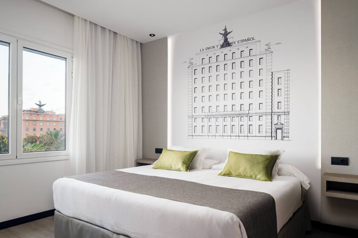 suite | minibar, in-room safe, desk, blackout curtains