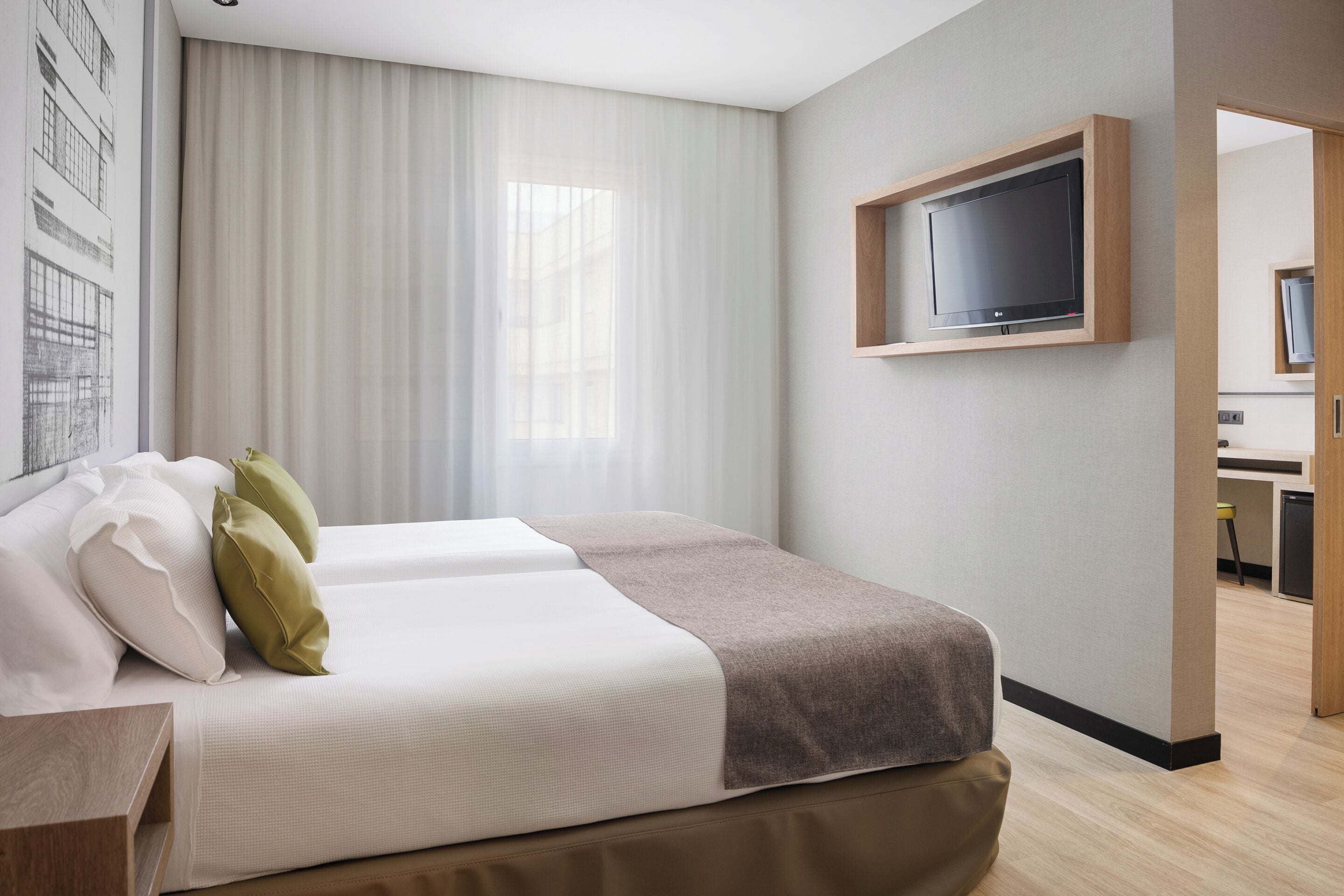 Rom – superior | Minibar, safe på rommet, skrivebord og blendingsgardiner