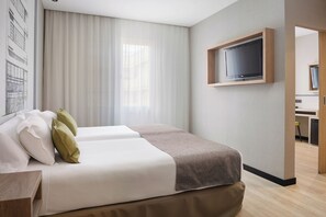 Habitación superior | Minibar, caja fuerte, escritorio y cortinas opacas