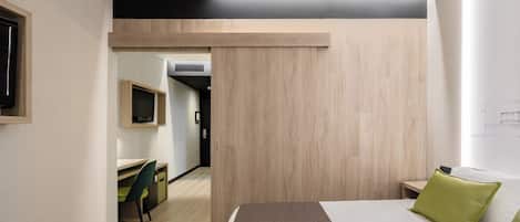 Frigobar, cofres nos quartos, escrivaninha, cortinas blackout