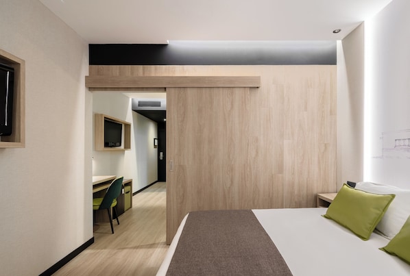 Minibar, caja fuerte, escritorio y cortinas opacas