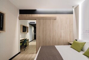 Minibar, una cassaforte in camera, una scrivania, tende oscuranti