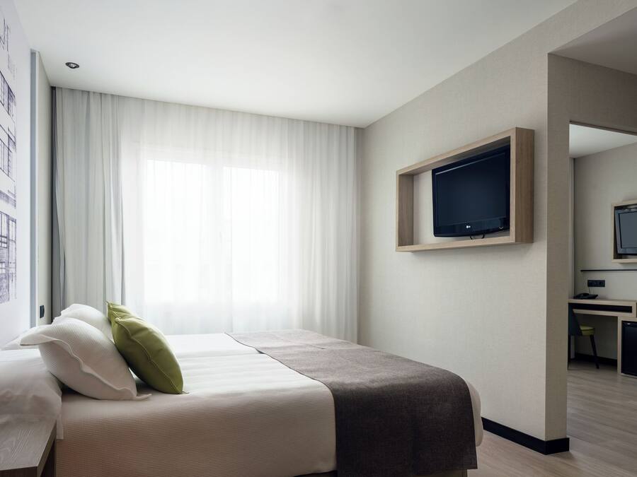 Superior Room | Minibar, in-room safe, desk, blackout drapes