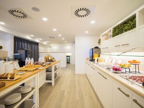 Frokostbuffé hver dag (mot et tillegg)