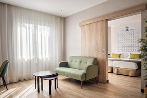 Phòng Suite | Minibar, két bảo mật tại phòng, bàn, màn/rèm cản sáng