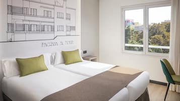 Minibar, coffres-forts dans les chambres, bureau, rideaux occultants