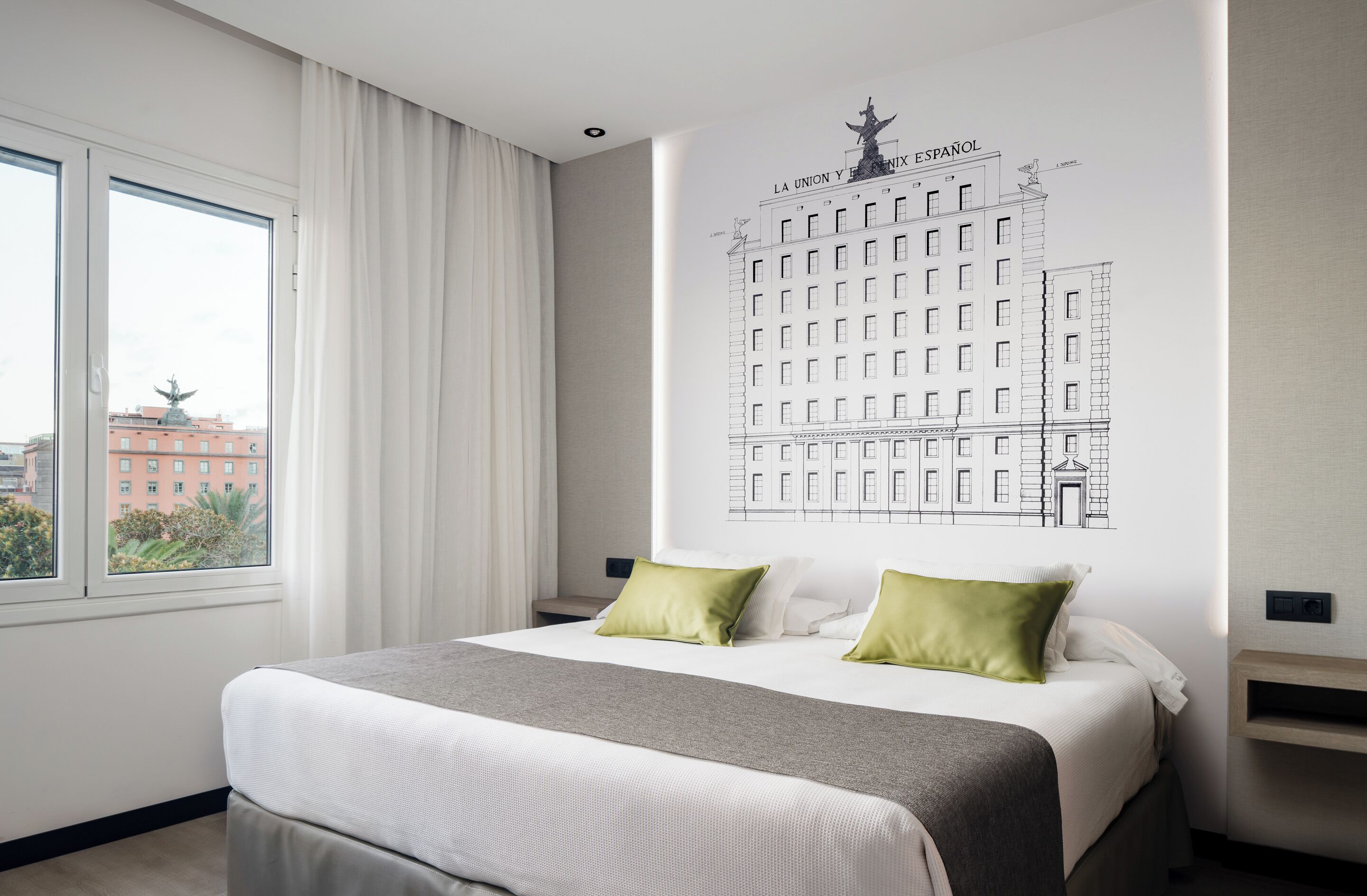 Suite | Minibar, safe på rommet, skrivebord og blendingsgardiner