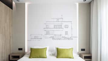 Minibar, värdeförvaringsskåp på rummet och skrivbord