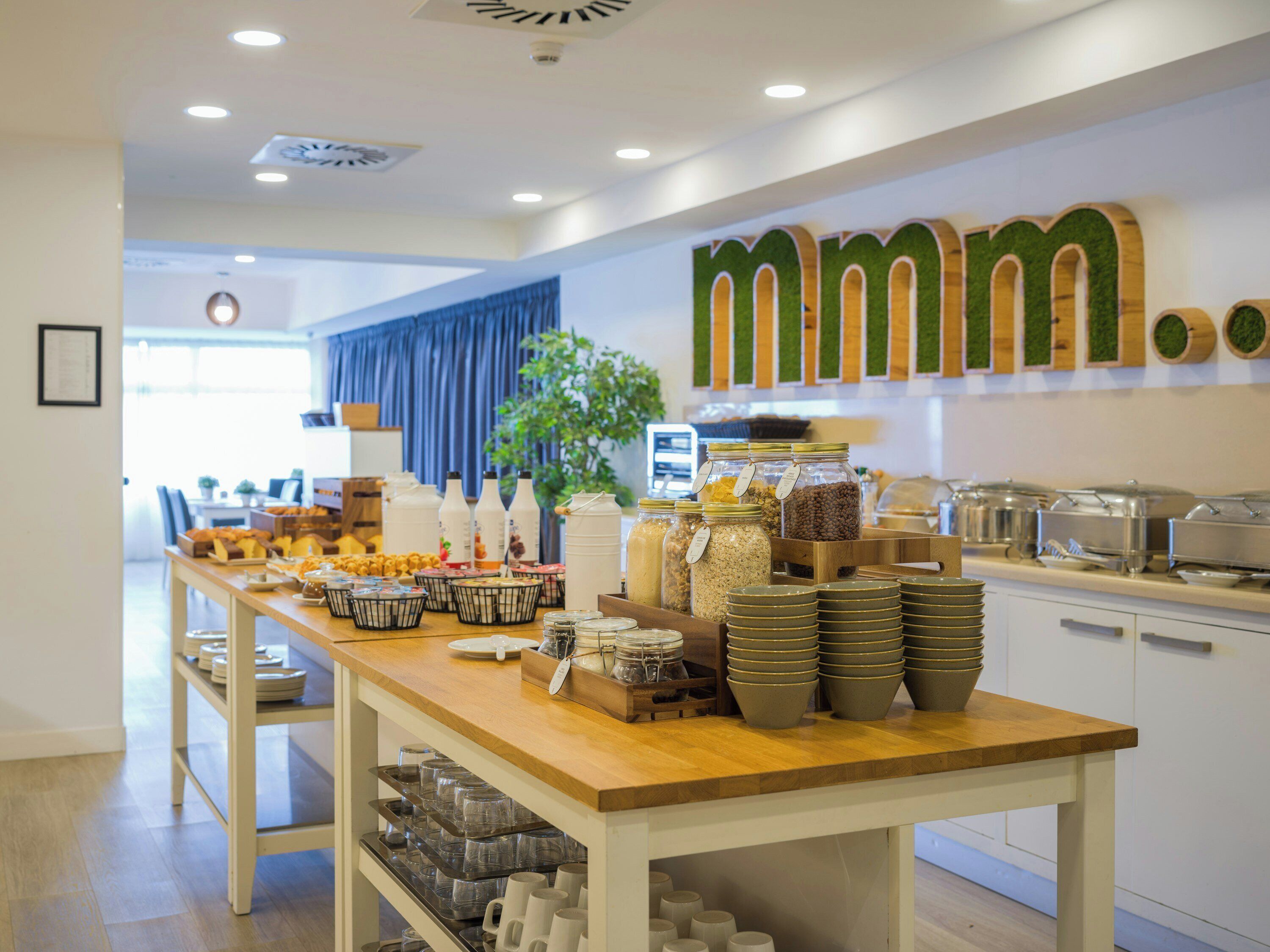 Un buffet proposant une variété de plats et de récipients.
