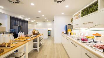 Frukostbuffé varje dag (EUR 14 per person)