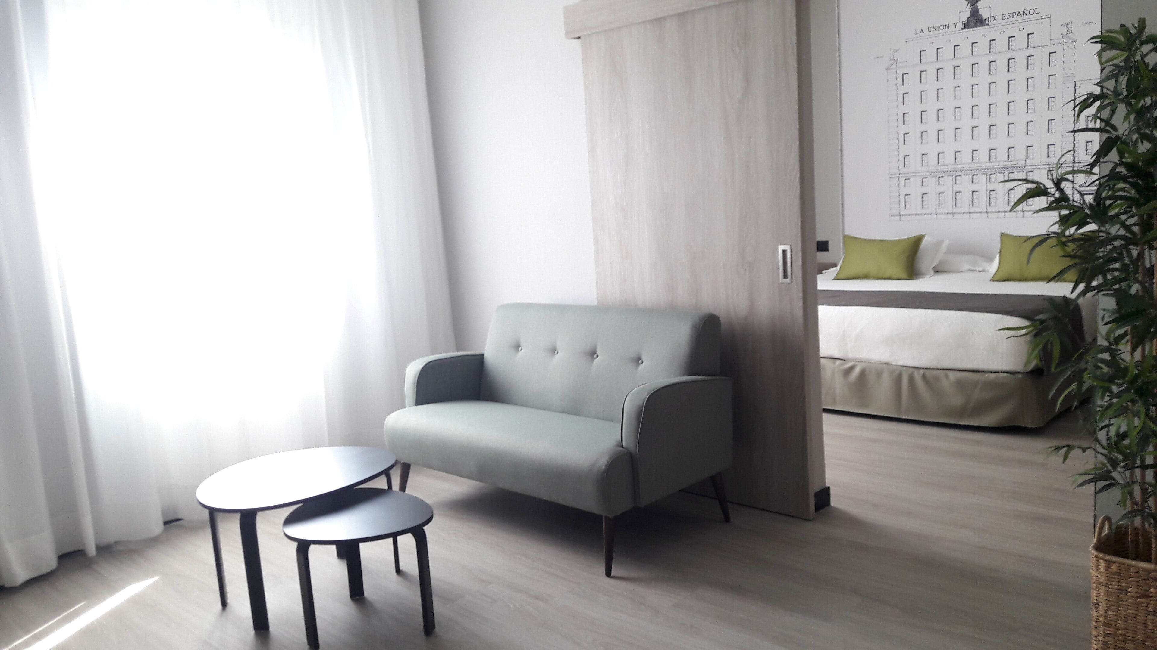 Minibar, värdeförvaringsskåp på rummet och skrivbord