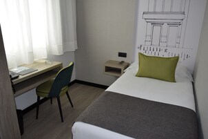 Classic Single Room | Minibar, in-room safe, desk, blackout drapes