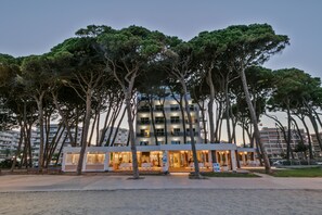 A modern hotel with multiple floors, outdoor seating, and surrounded by trees. - Hotel Best Terramarina (Vila-Seca)