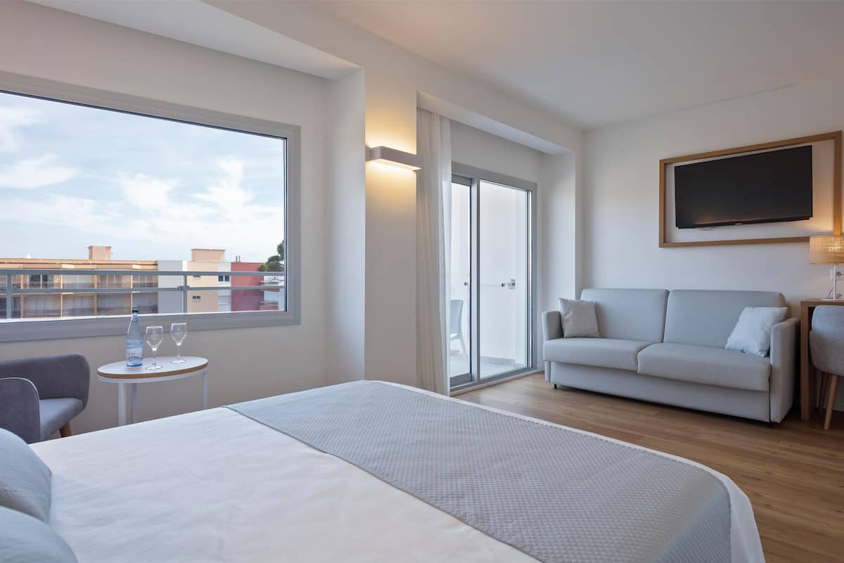 Een minibar, een kluis op de kamer, een bureau, gratis wifi