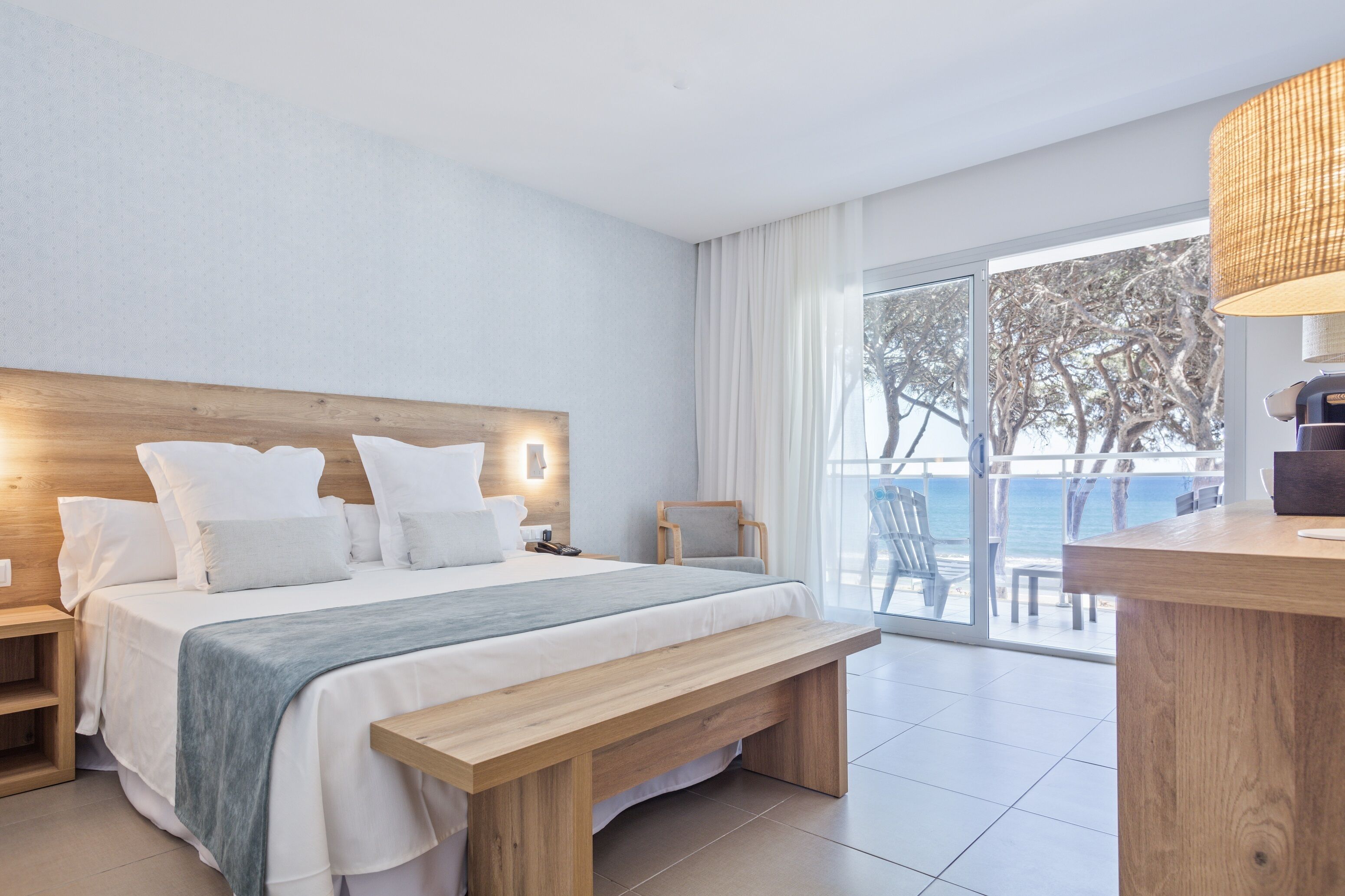 Minibar, coffres-forts dans les chambres, bureau, Wi-Fi gratuit