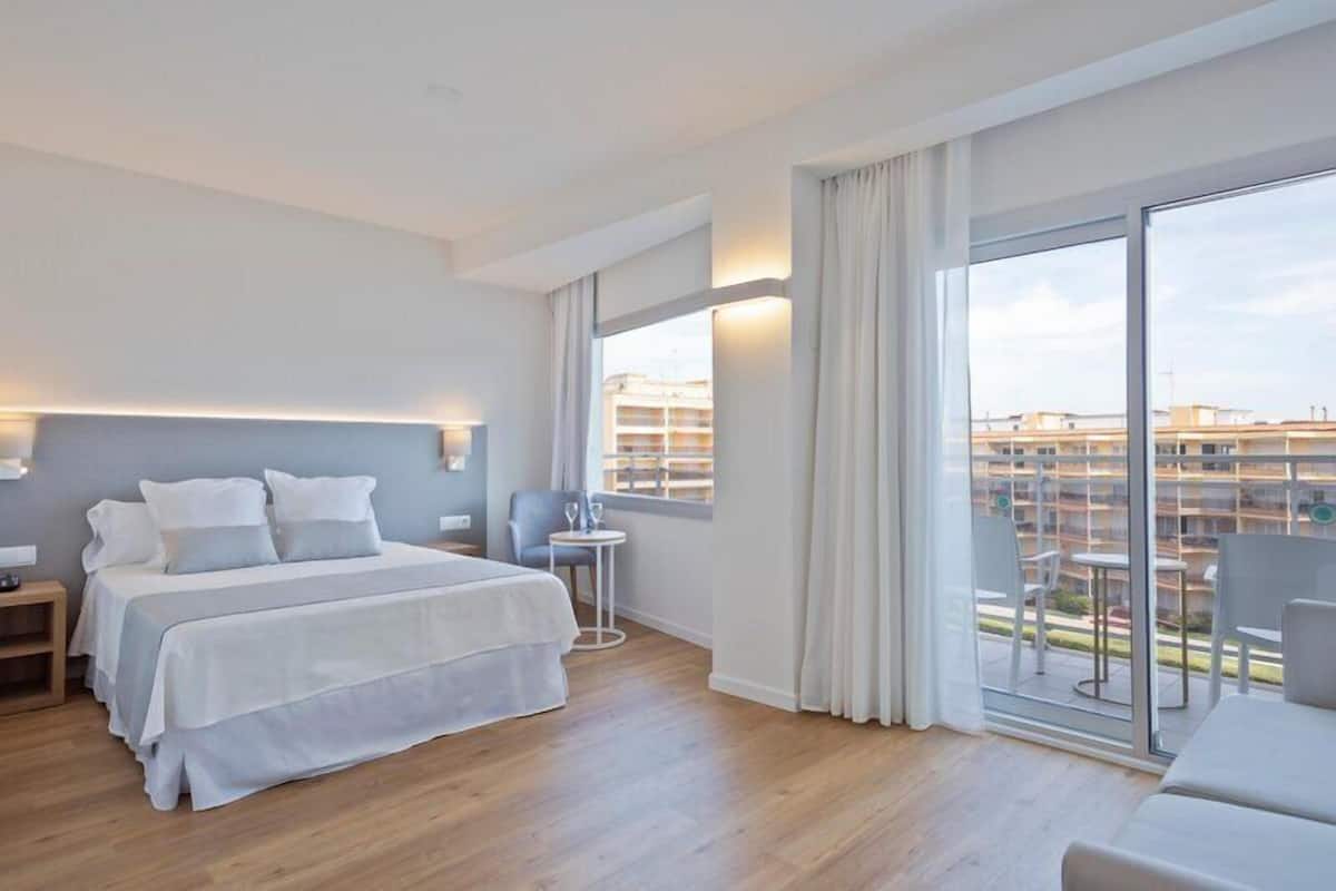 Minibar, in-room safe, desk, WiFi (free)