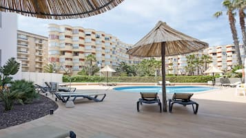 Kolam renang outdoor, dengan kursi berjemur