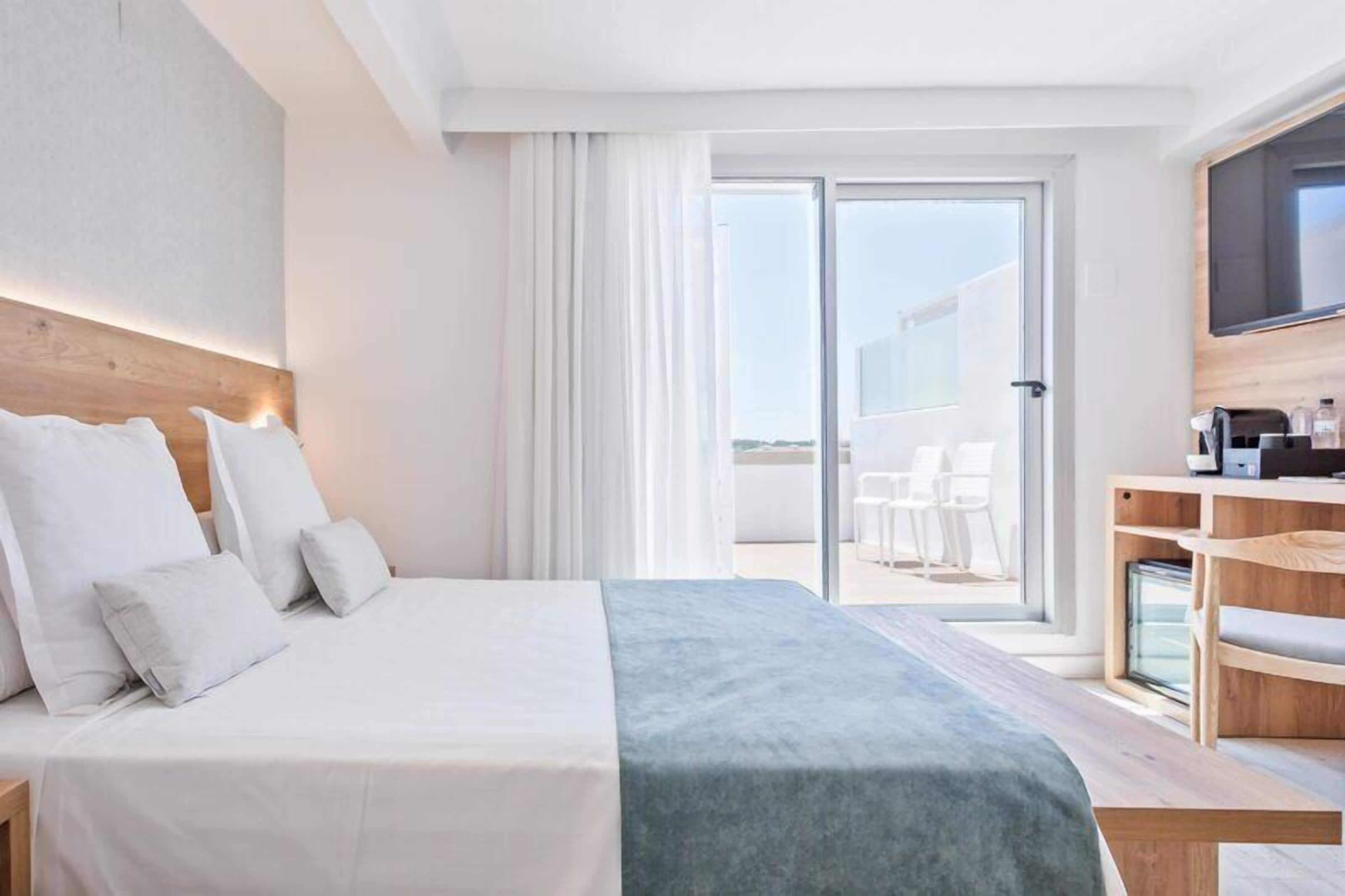 Chambre Premium (2 Adults) | Minibar, coffres-forts dans les chambres, bureau, Wi-Fi gratuit