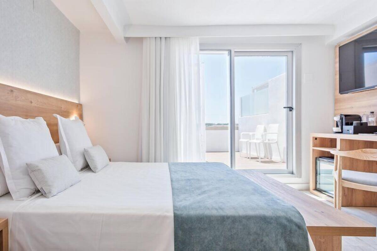 Quarto premium (2 Adults) | Frigobar, cofres nos quartos, escrivaninha, Wi-Fi de cortesia