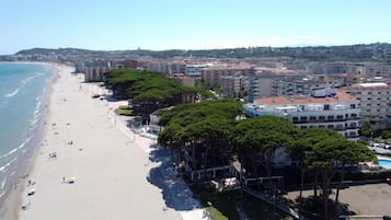 Ubicación a pie de playa y arena blanca