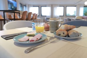 Café da manhã com buffet todos os dias (EUR 15 por pessoa)