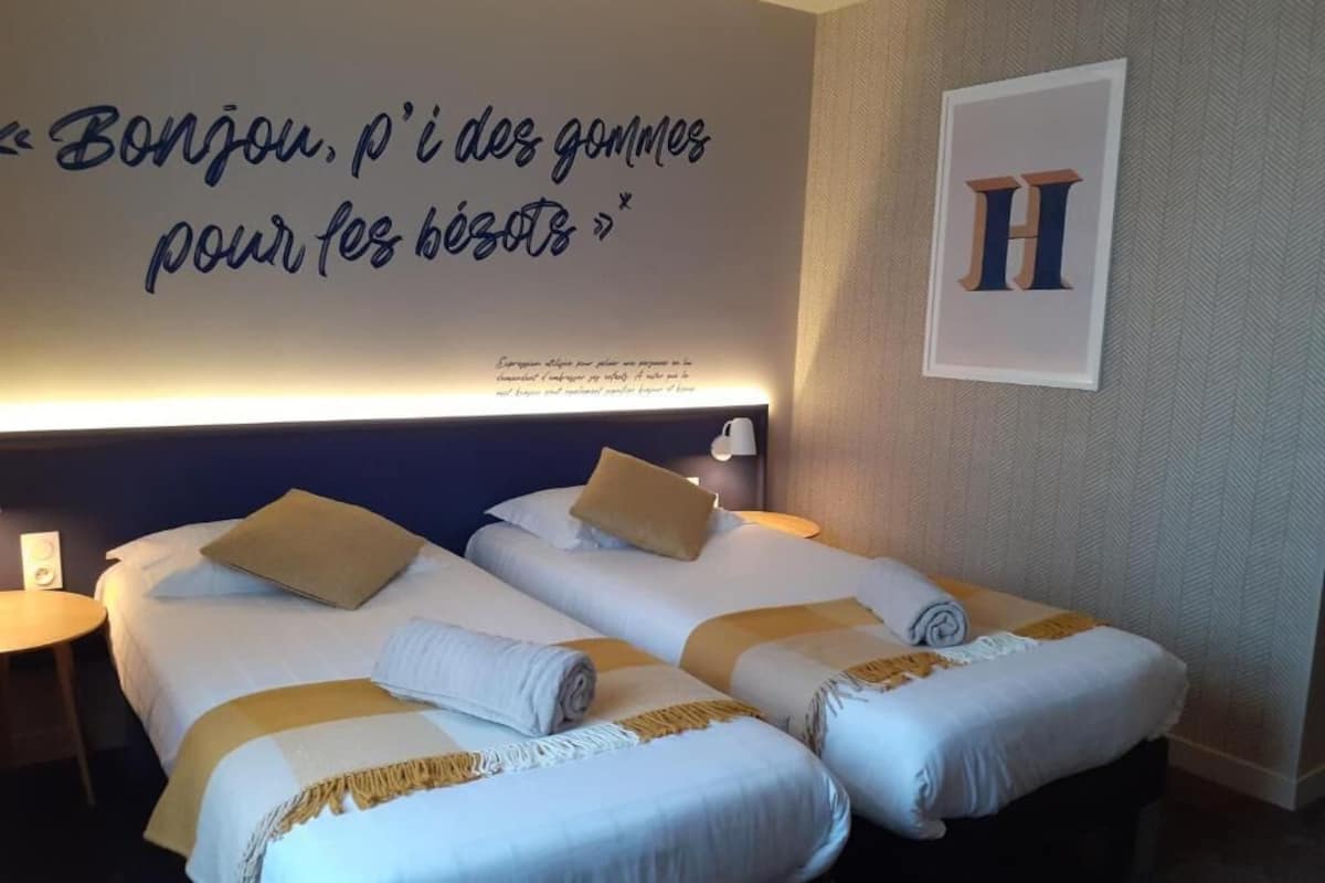 Twin Room | Meja, langsir/tirai gelap terus, Wi-fi percuma, cadar katil