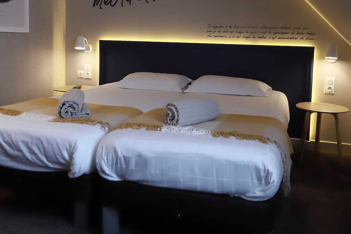 Habitación con 2 camas individuales | Escritorio, cortinas opacas, wifi gratis y ropa de cama