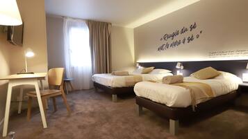 Triple Room | Desk, blackout drapes, free WiFi, bed sheets