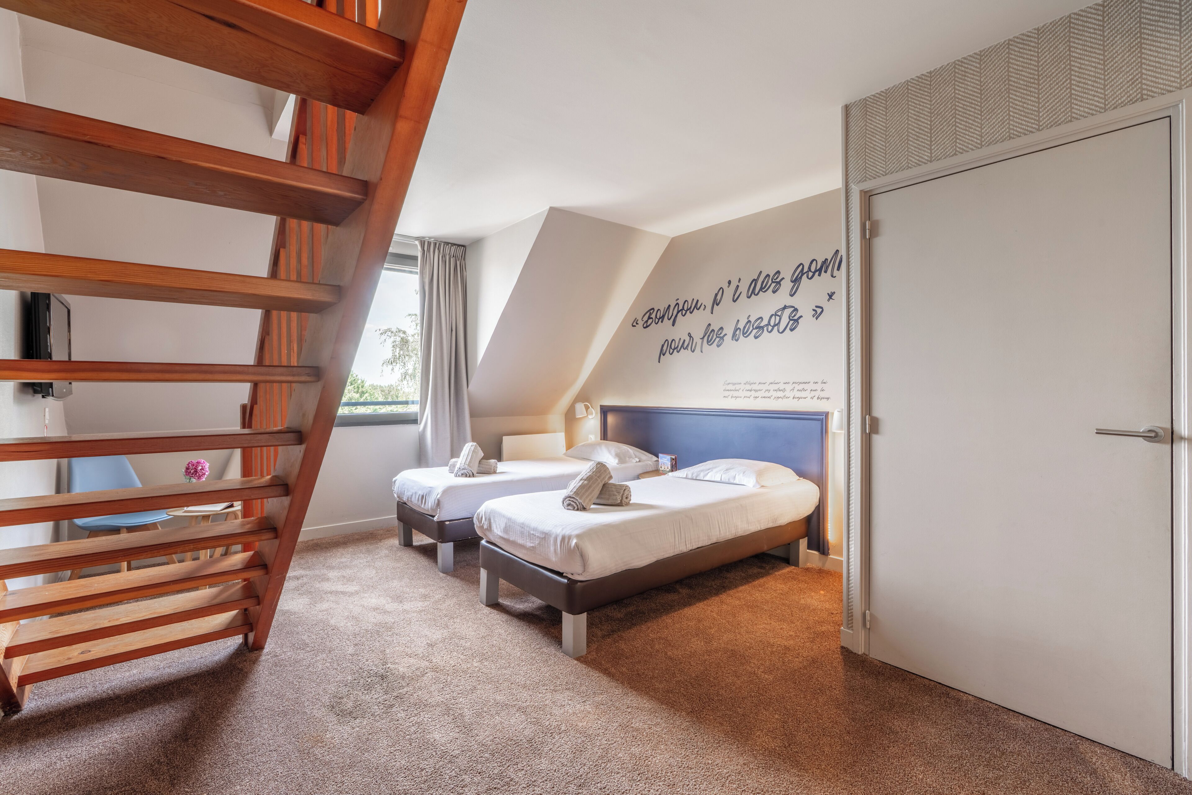 Quadruple Room | Desk, blackout drapes, WiFi (free), individually furnished