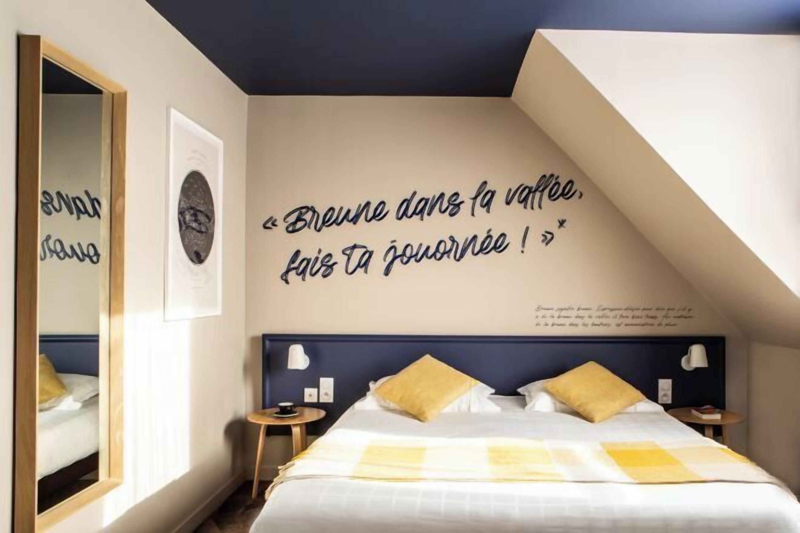 Skrivebord, blendingsgardiner, wi-fi (inkludert) og sengetøy