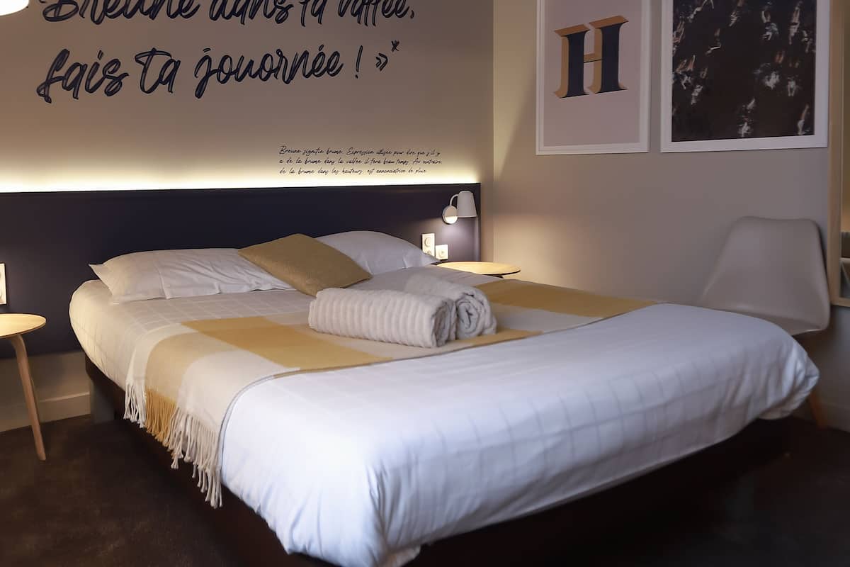 Meja, langsir/tirai gelap terus, Wi-fi percuma, cadar katil