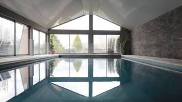 Indoor pool, sun loungers