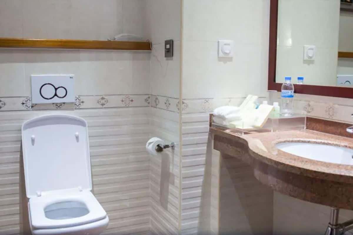 standard double room | bathroom | combined shower/bathtub, free toiletries, hair dryer, bathrobes