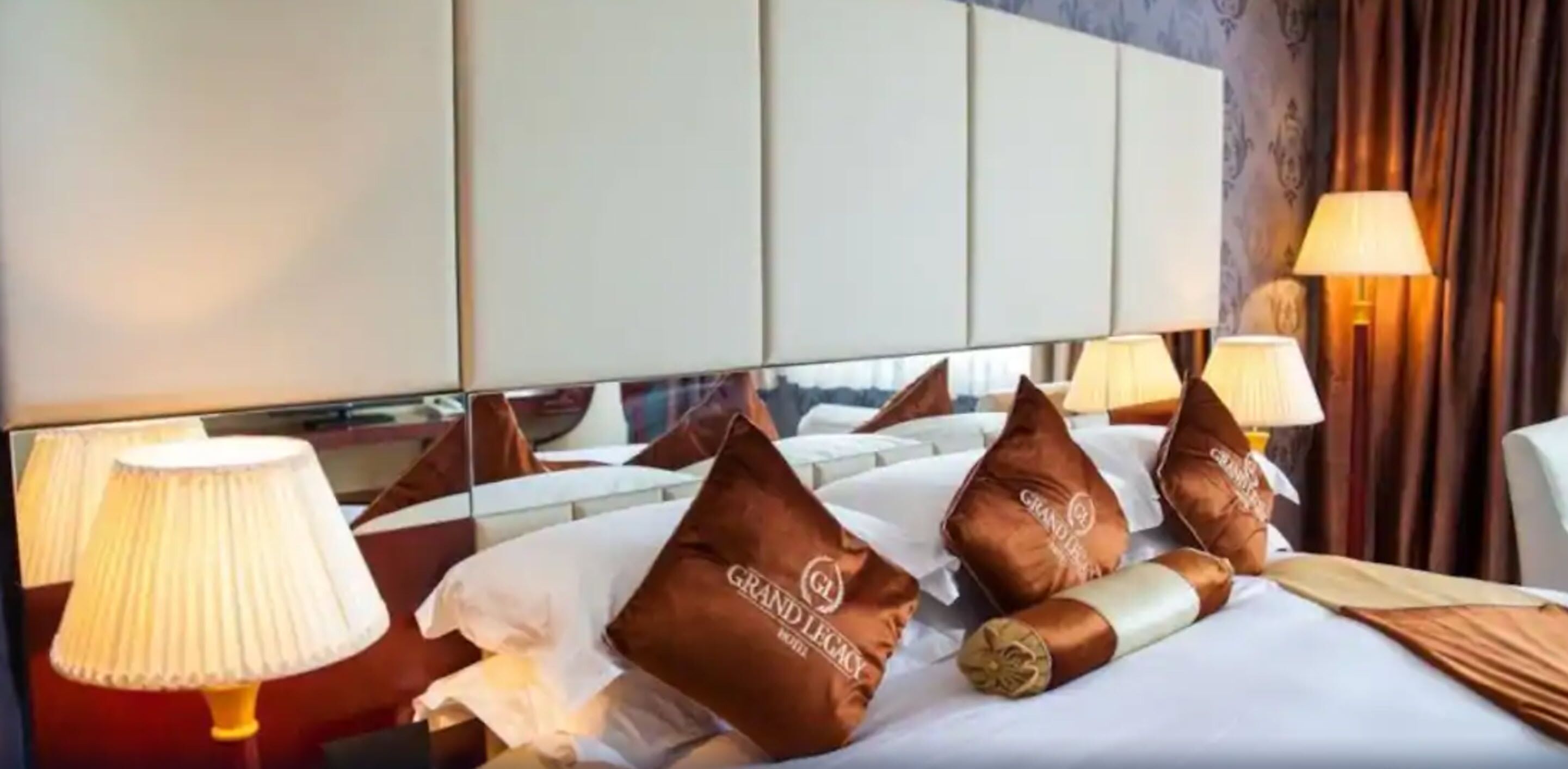 executive suite | premium bedding, minibar, in-room safe, desk