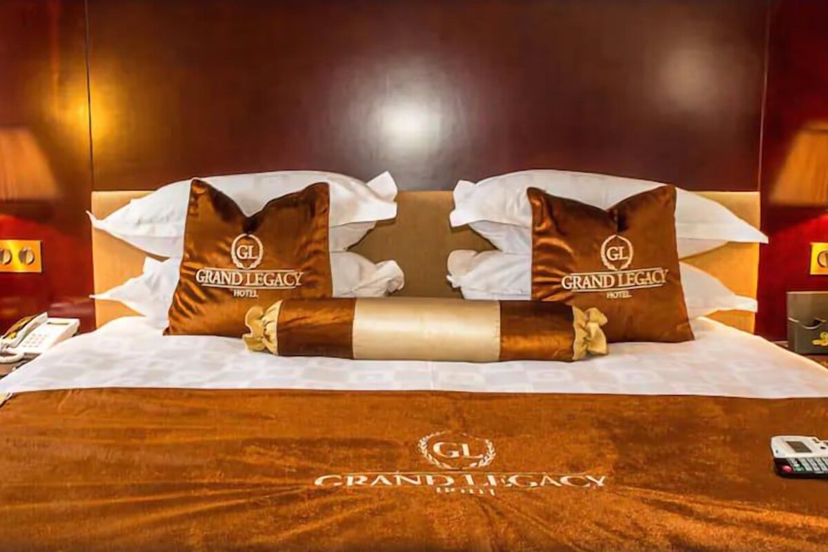 Ropa de cama de alta calidad, minibar, caja fuerte y escritorio