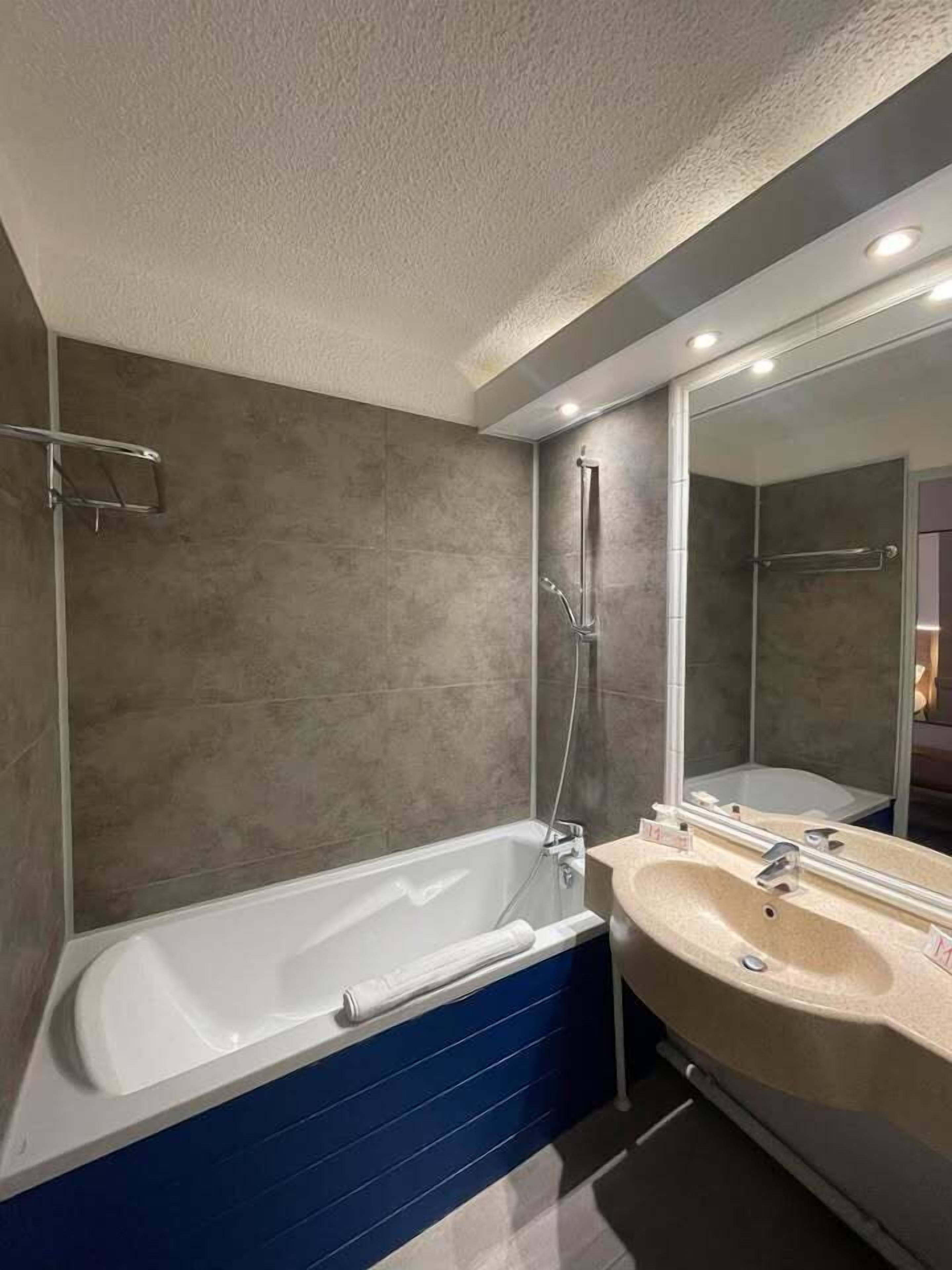 bathtub, free toiletries, hair dryer, towels