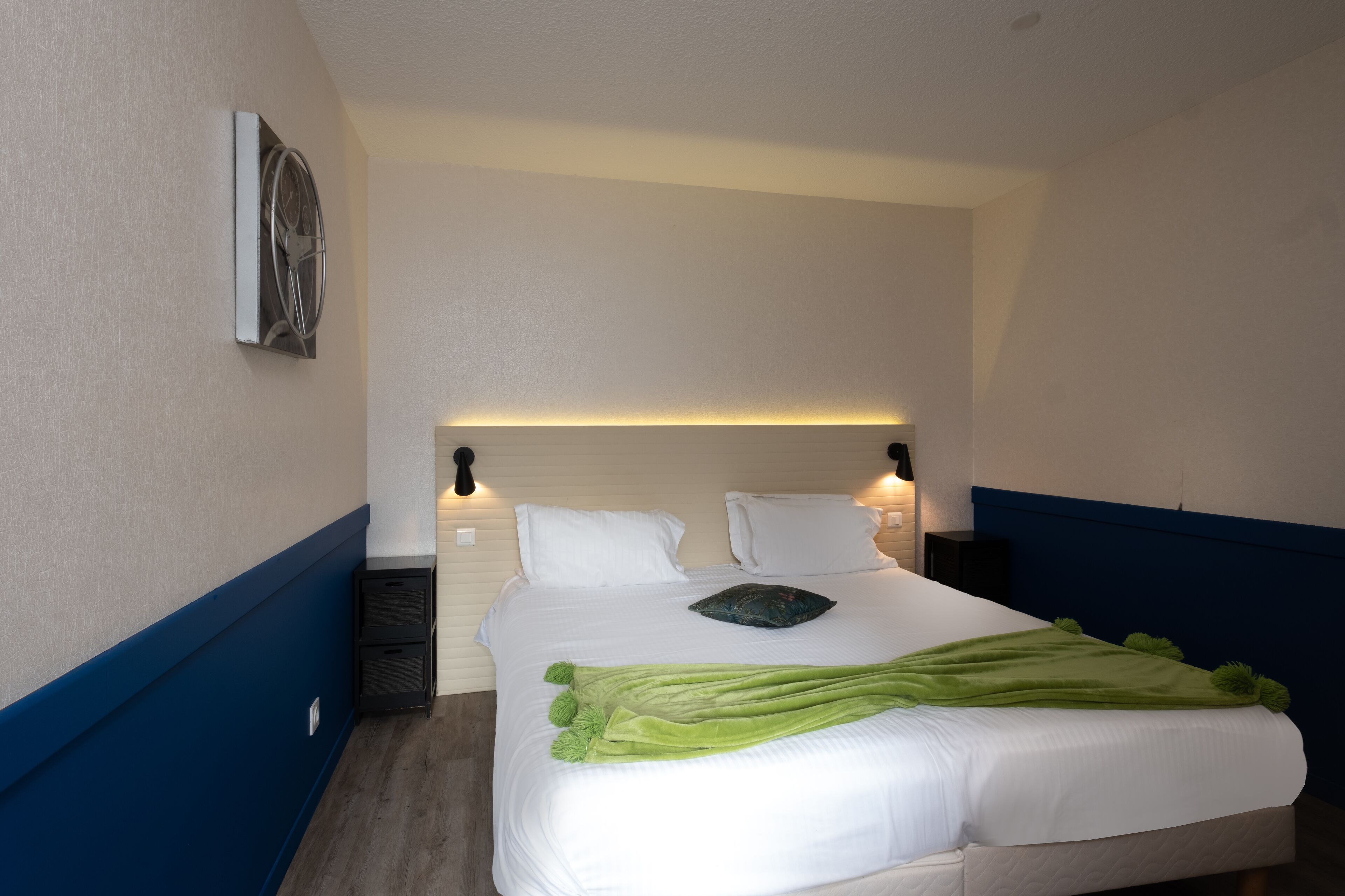 triple room | desk, soundproofing, free wifi, bed sheets