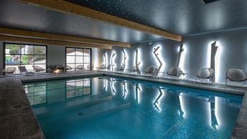 Indoor pool, sun loungers