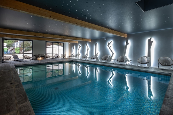 Indoor pool, sun loungers