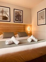 Escrivaninha, quartos à prova de som, Wi-Fi de cortesia, roupa de cama